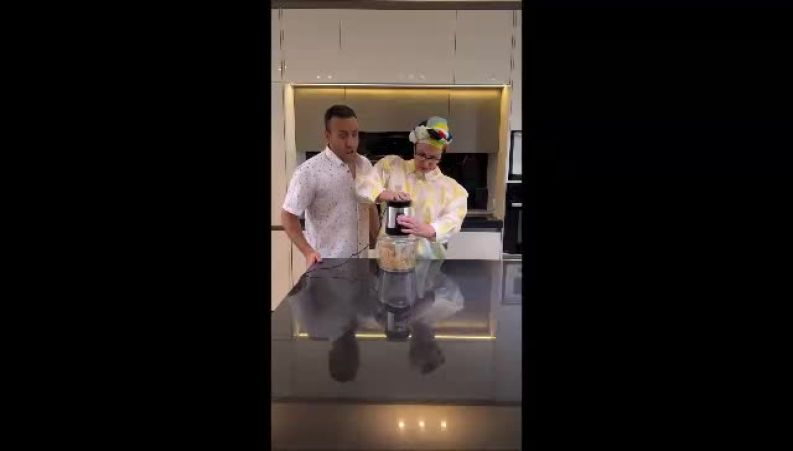 فاطمه گودرزی راز خوشمزگی یک غذای متفاوت را با پسرش فاش کرد