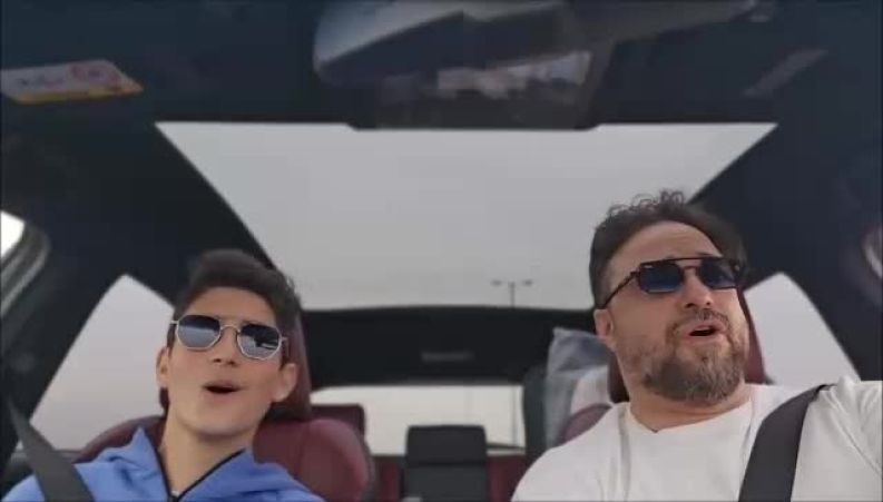 همخوانی شاد بابک جهانبخش و پسرش در خودرو
