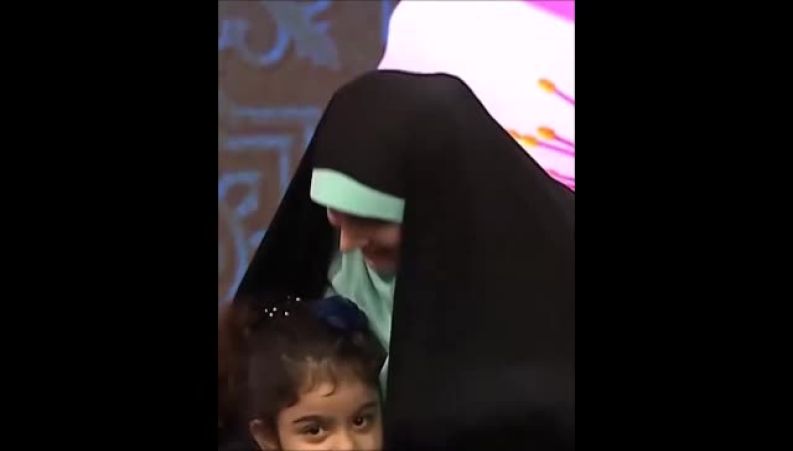 لحظه‌ای که خانم مجری از دیدن دخترانش در برنامه زنده شوکه شد