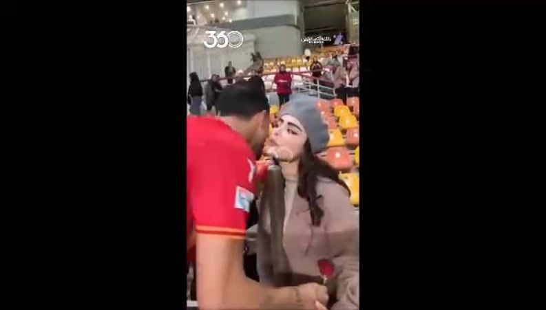 یلدای عاشقانه مدافع فولاد و همسرش در زمین فوتبال 