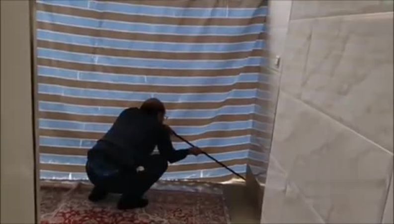  حضور پلنگ در حیاط خانه‌ یک روستایی 