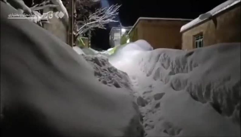 برف در کوهرنگ هم‌قدِ پشت‌بام‌ها شد 