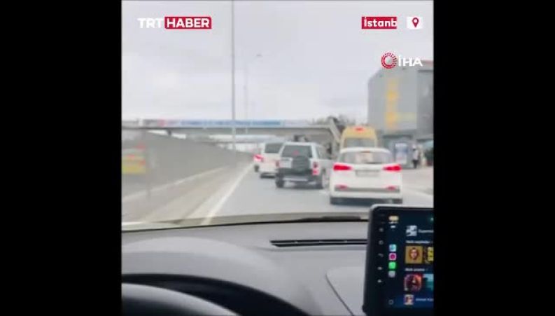 قلدربازی راننده شاسی‌بلند وسط خیابان کار دستش داد! 