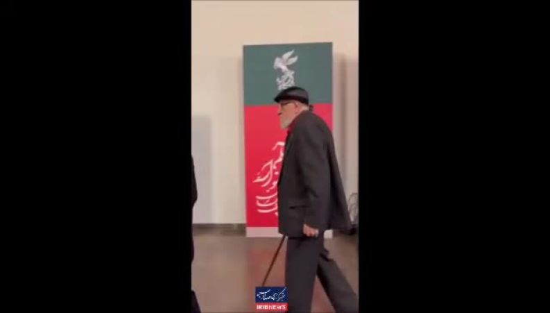 داریوش ارجمند عصا به دست به جشنواره فجر آمد