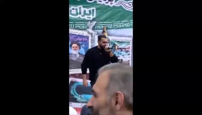 ویدئو رپ‌خوانی یک مرد در حاشیه راهپیمایی ۲۲ بهمن