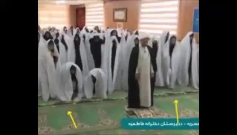 نماز جماعت دبیرستان دخترانه
