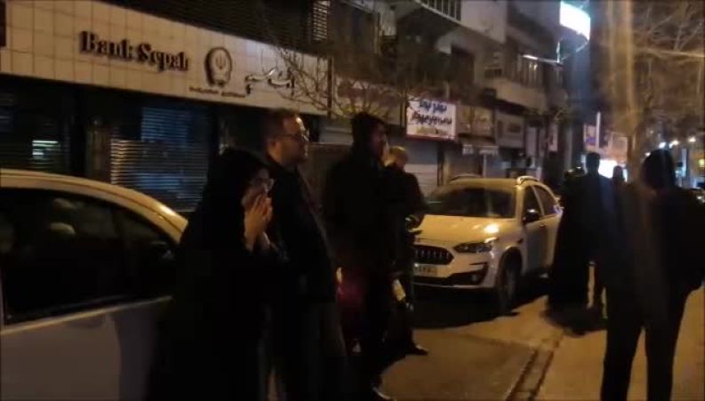 حال و هوای میدان انقلاب بعد از اعلام خبر شهادت رهبر انقلاب