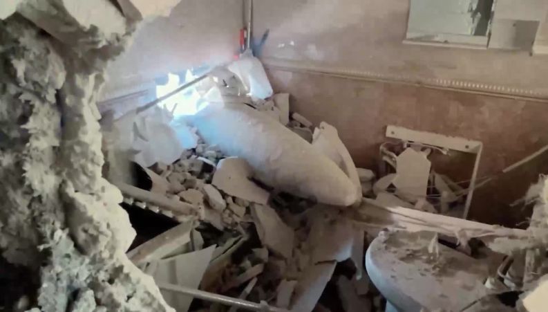 موشک عمل‌نکرده وسط دیوار یک ساختمان در تهران 
