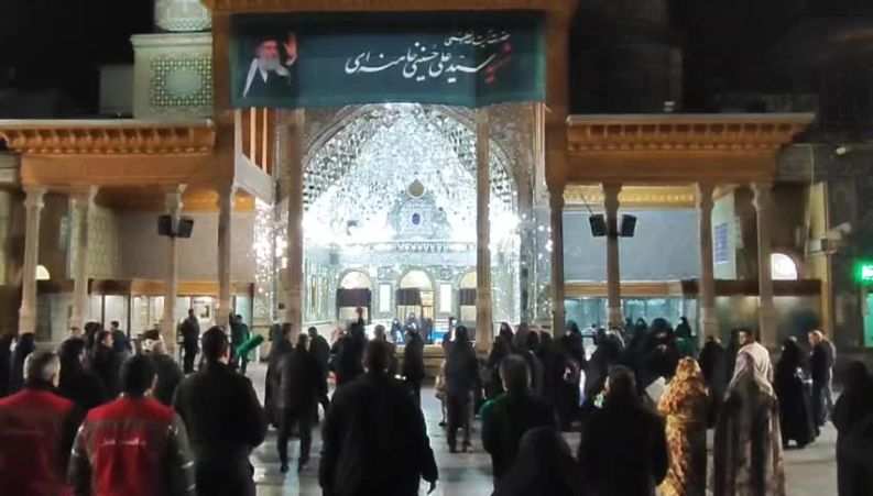 لحظۀ اعلام رهبری آیت‌الله سیدمجتبی خامنه‌ای در حرم عبدالعظیم حسنی