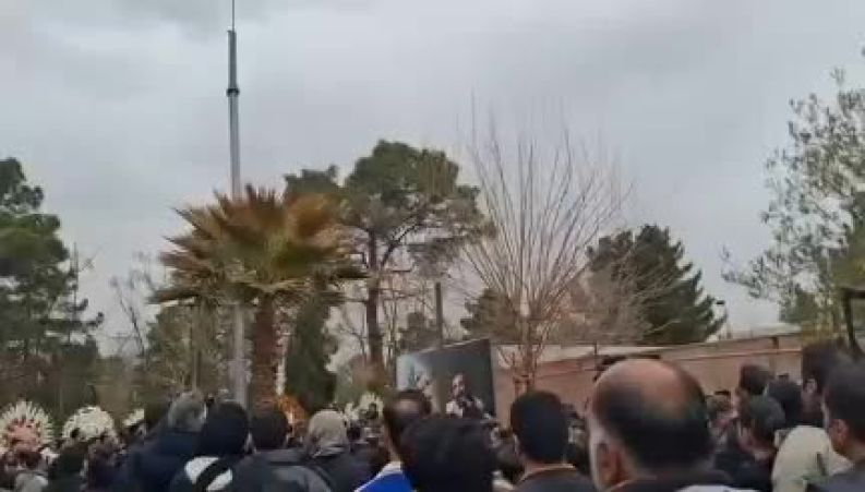 بدرقه حمید هیراد به خانه ابدی با همخوانی «آخر نماندی» 