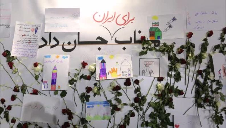تصاویری از تجمع دانش‌آموزان به یاد شهدای مدرسه میناب