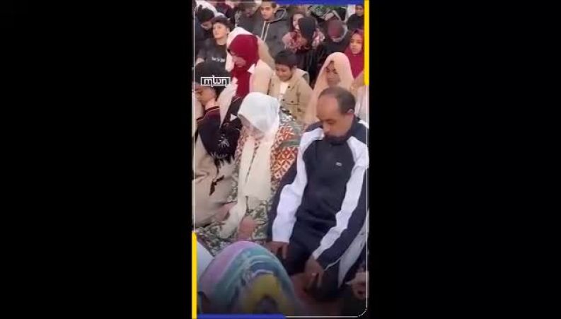 زن و مرد شانه‌به‌شانه در صف نماز عید فطر!