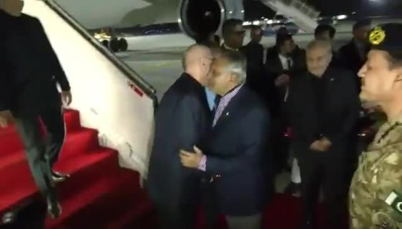 فیلم ورود هیئت ایرانی میناب ۱۶۸  به اسلام آباد و استقبال عاصم منیر از دکتر محمدباقرقالیباف