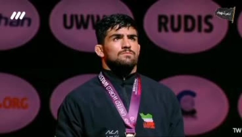 اتفاق جالب در پخش زنده شبکه سه؛ احترام به سرود ملی در استودیو شبکه سه همزمان با پخش سرود ملی