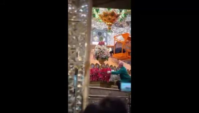 آئین گل آرایی ضریح مطهر بانوی کرامت در آستانه ولادت حضرت فاطمه معصومه سلام‌الله‌علیها 