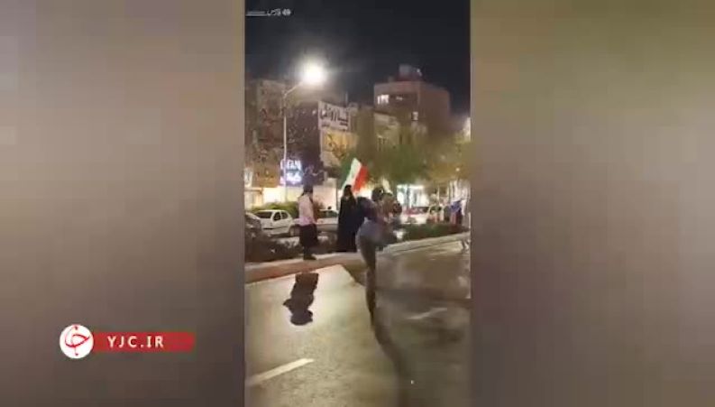 پرچم گردانی با اسکیت در مشهد