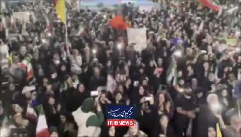 مراسم عقد یک زوج جوان در تجمع مردمی میدان نبوت تهران