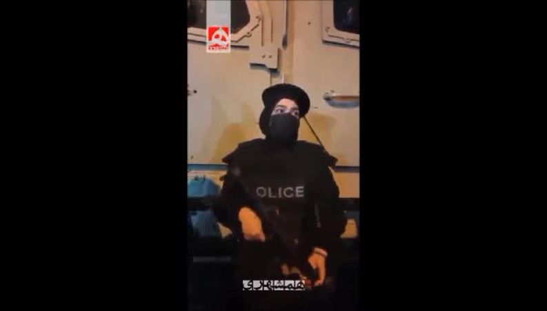  ذوق‌زدگی دختران از دیدن پلیسِ زن نوپو در میدان انقلاب 