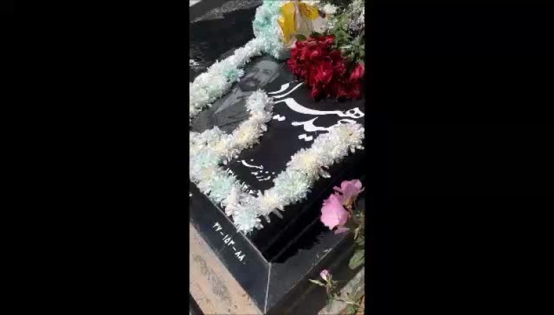 تصویر تلخ از سنگ قبر حمید هیراد خواننده جوان موسیقی ایران را ببینید