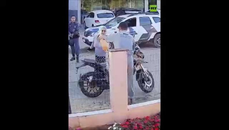 آتش‌زدن موتور مقابل چشم پلیس بعد از جریمه!