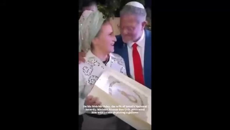  هدیه همسر وزیر صهیونیستی به او: کیکی با عکس طناب دار! 