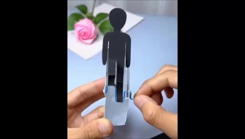 کاردستی آدمک راه‌رونده با سیم و مقوا