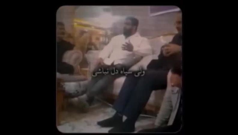 هادی چوپان در خانه یکی از دانش‌آموزان شهید مینابی