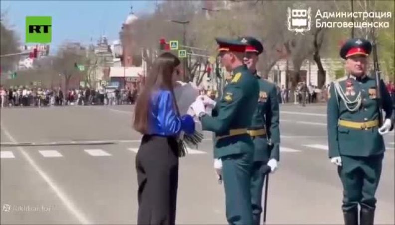 خواستگاری نظامی روس از دختر مورد علاقه‌اش در مراسم رژه