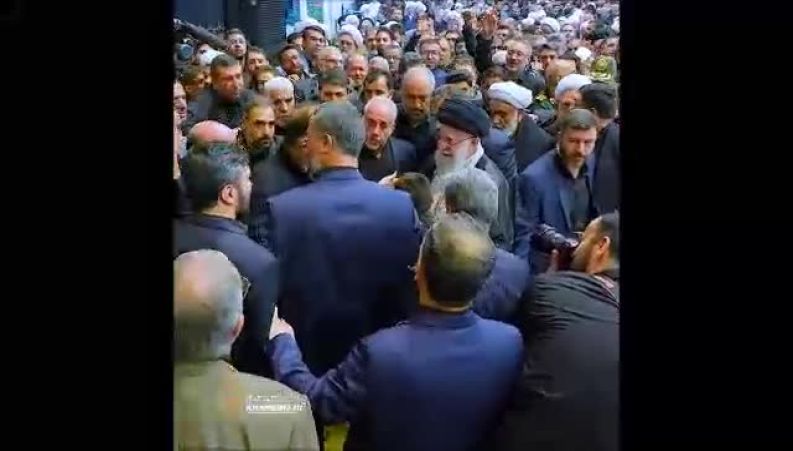  نوه‌های شهید رئیسی در آغوش رهبر شهید انقلاب
