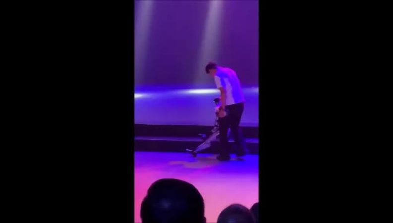 سقوط ربات انسان‌نما هنگام اجرای رقص مایکل جکسون 