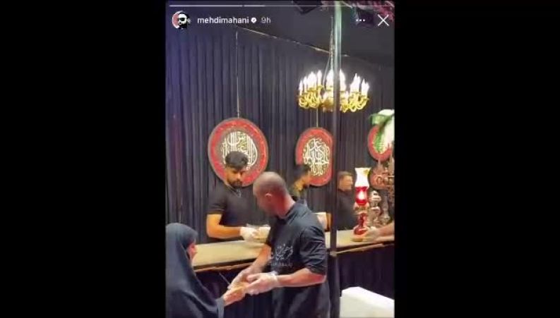 مهدی ماهانی در حال نذری دادن در هیات عزاداری مشهد