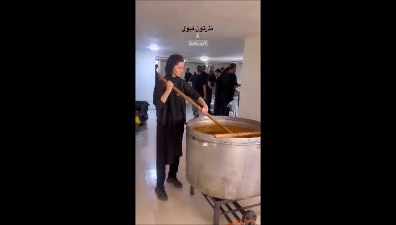 پردیس احمدیه در حال پخت نذری برای روز عاشورا