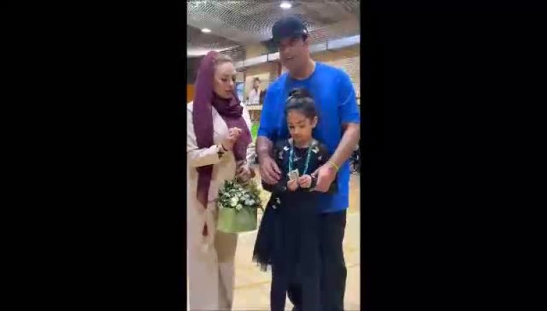 قاب تازه منوچهر هادی و یکتا ناصر درکنار فرزندشان