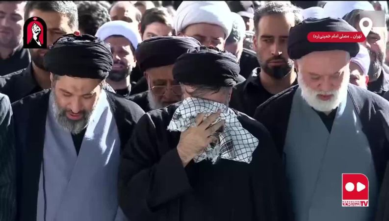 اشک فرزند رهبر شهید و دولتمردان در مراسم نماز میت در مصلی تهران