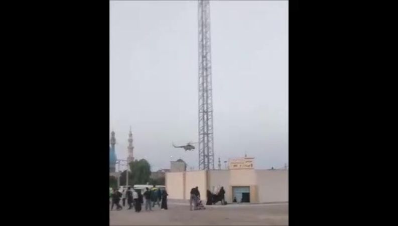 لحظه فرود بالگرد حامل پیکر رهبر شهید در مسجد جمکران