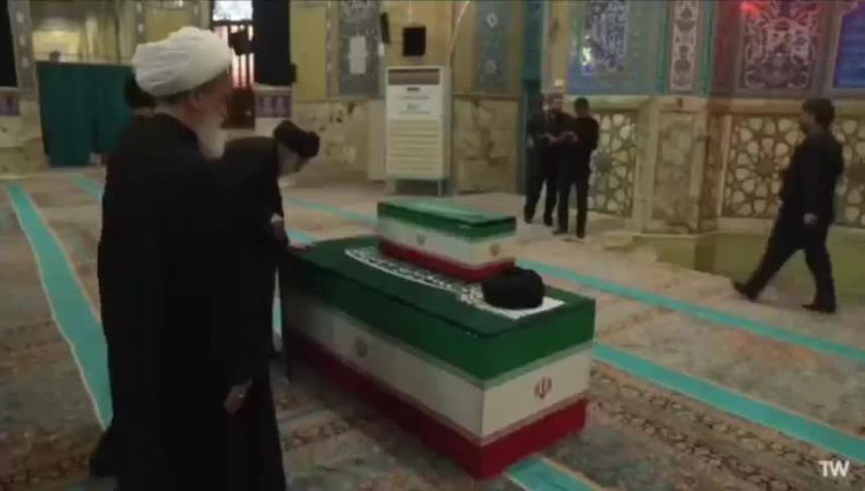 بوسه سید هادی خامنه‌ای، برادر رهبر شهید انقلاب بر تابوت ایشان