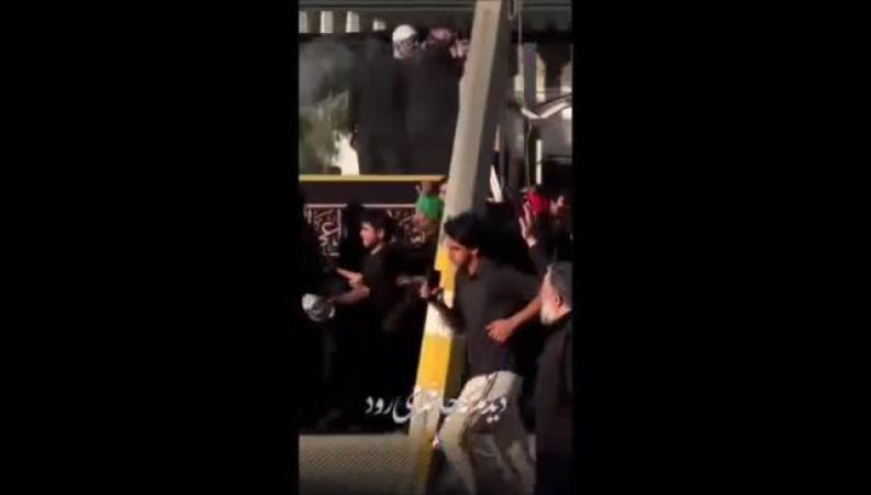 لحظه متفاوت حضور مداح محمود کریمی در تشییع پیکر رهبر شهید
