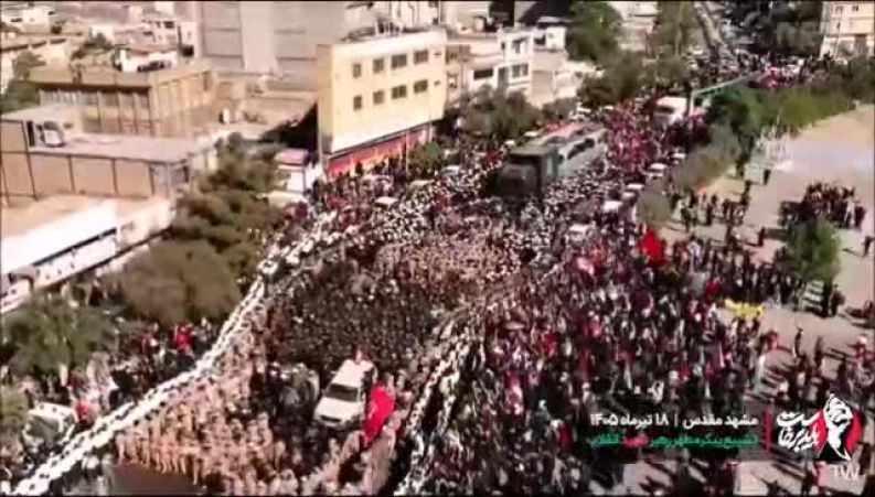 ورود پیکر رهبر شهید به میان خیل عاشقان در مشهد