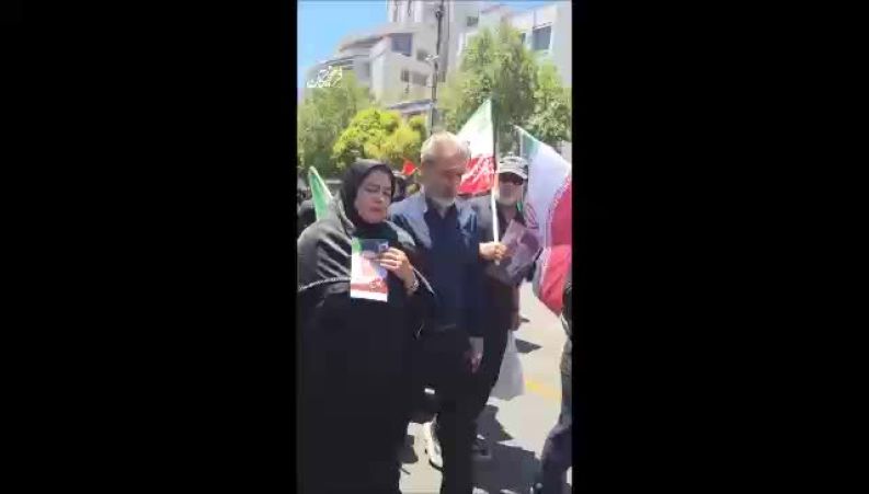 حضور پدر و مادر شهید ماکان نصیری در مراسم استقبال از پیکر رهبر شهید