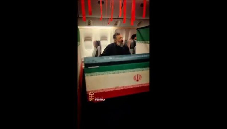 حال و هوای هواپیمای حامل پیکر رهبر شهید؛ روضه‌خوانی محمود کریمی و میثم مطیعی