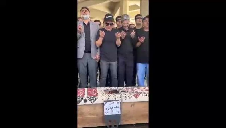 لحظه اقامه نماز عمو پورنگ بر پیکر مادرش
